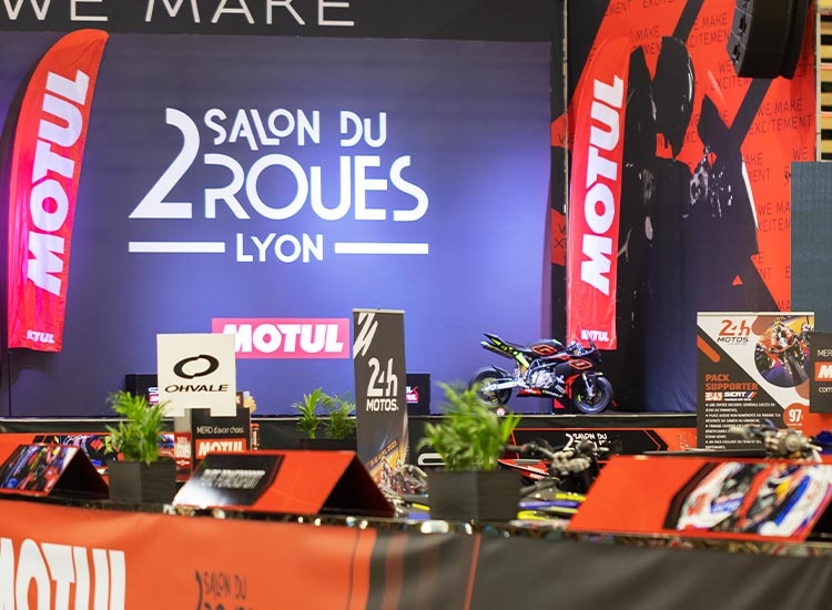 Beach flag publicitaire Motul salon 2 roues Lyon Expo France