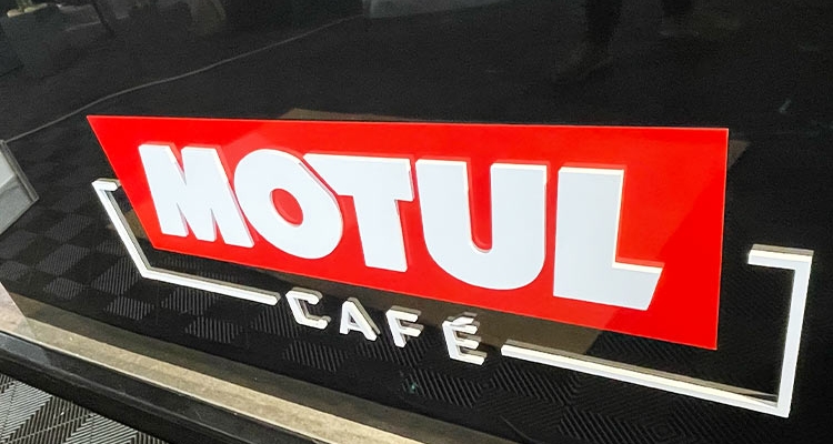 Panneau lettrage relief Motul caf&eacute; Expo FRANCE