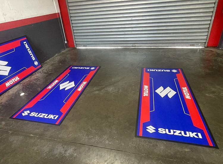 Tapis moto personnalisable stand Suzuki Expo France