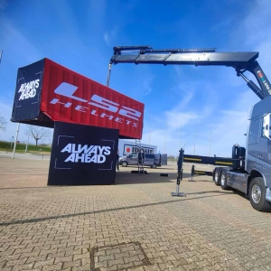 D&eacute;chargement installation container avec camion grue &eacute;v&egrave;nement LS2