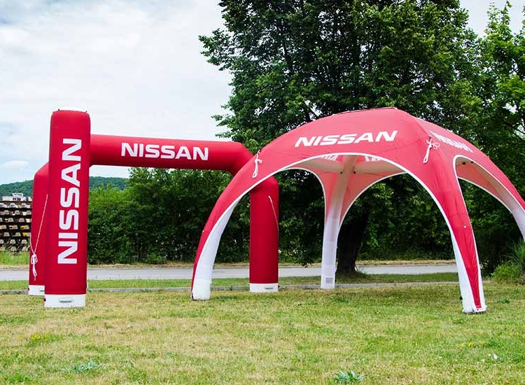 Tube gonflable Nissan avec dome et arche expoair