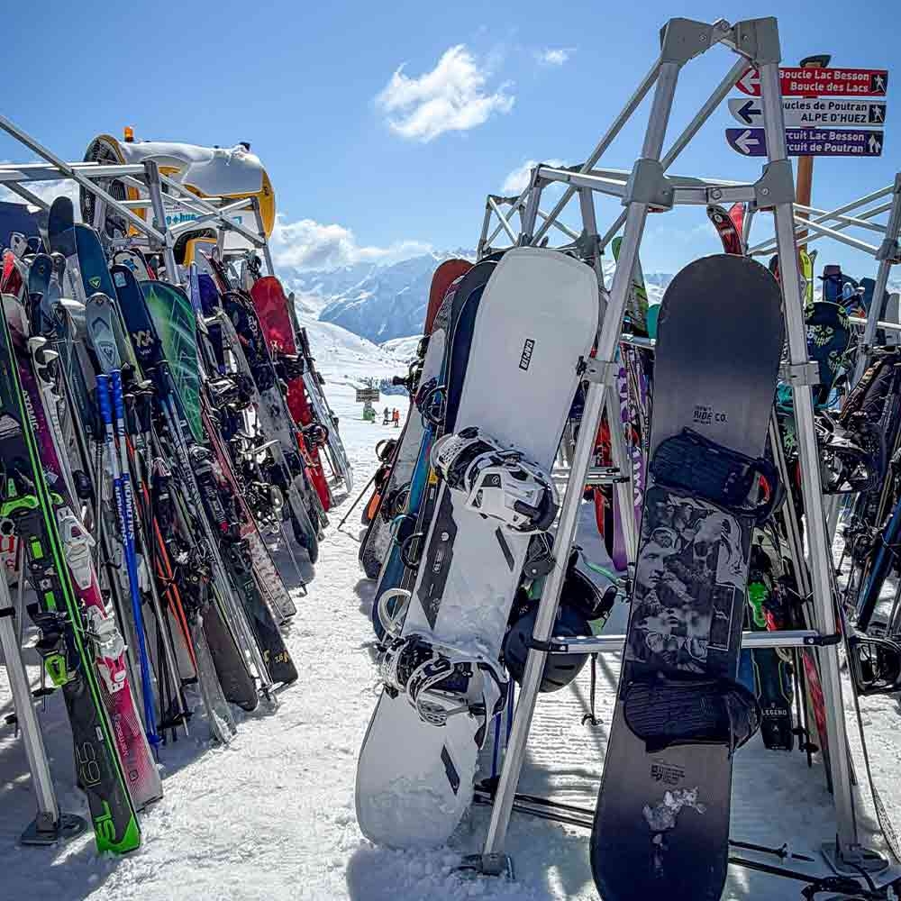 Rack skis snowboard station ski alpe huez expo france