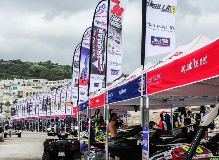 Drapeau et tente pliante paddock Aquabike