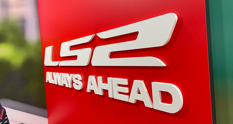 Panneau affichage lettres relief Expo France.jpg