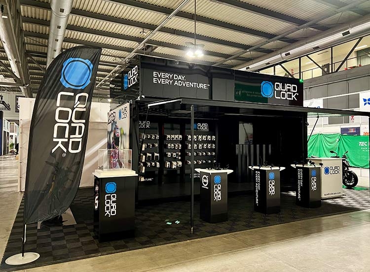 Drapeau publicitaire Quadlock salon moto MilanExpo France